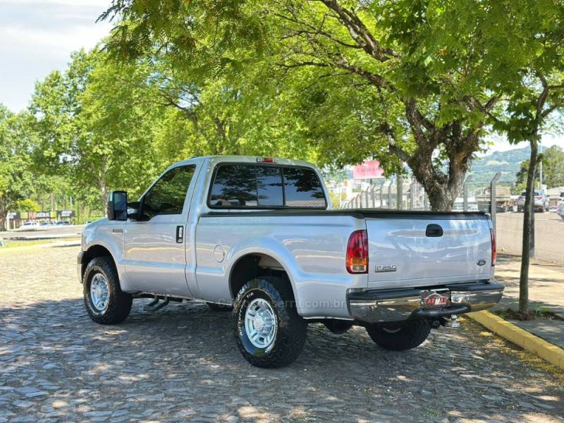 FORD - F-250 - 2010/2010 - Prata - R$ 169.900,00