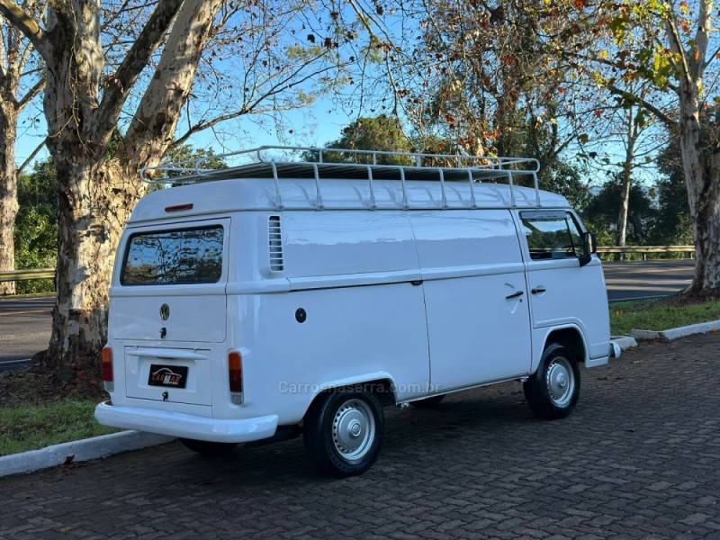 VOLKSWAGEN - KOMBI - 2013/2014 - Branca - R$ 58.900,00