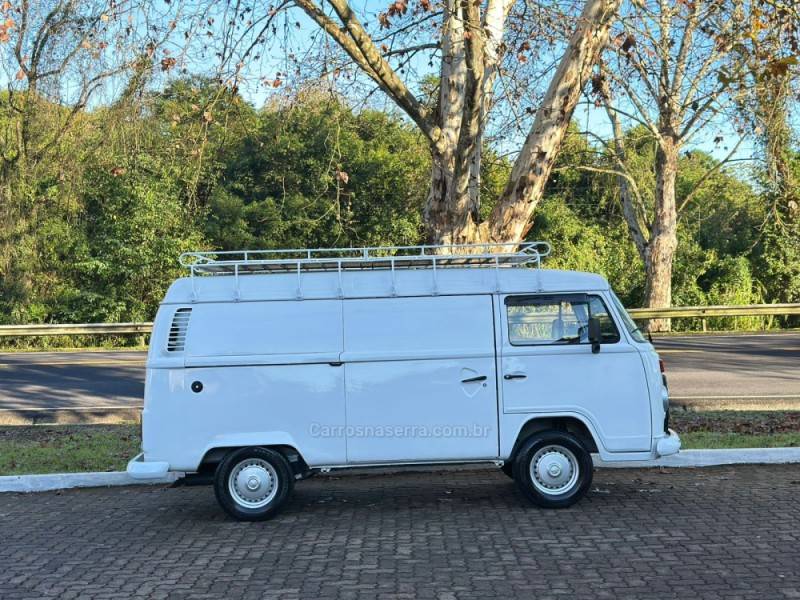 VOLKSWAGEN - KOMBI - 2013/2014 - Branca - R$ 58.900,00