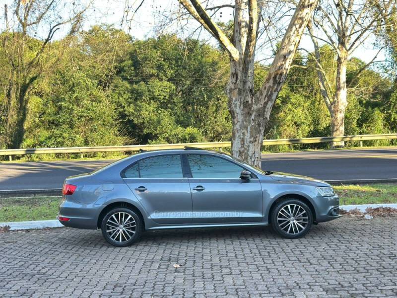 VOLKSWAGEN - JETTA - 2013/2013 - Cinza - R$ 77.900,00