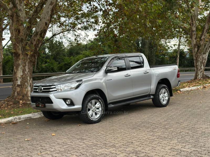 TOYOTA - HILUX - 2017/2017 - Prata - R$ 175.900,00