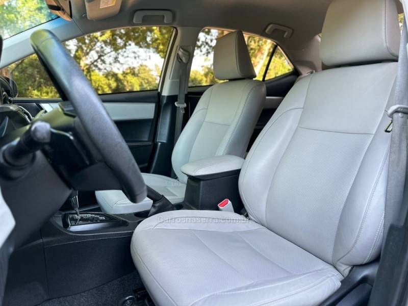 TOYOTA - COROLLA - 2016/2017 - Prata - R$ 94.900,00