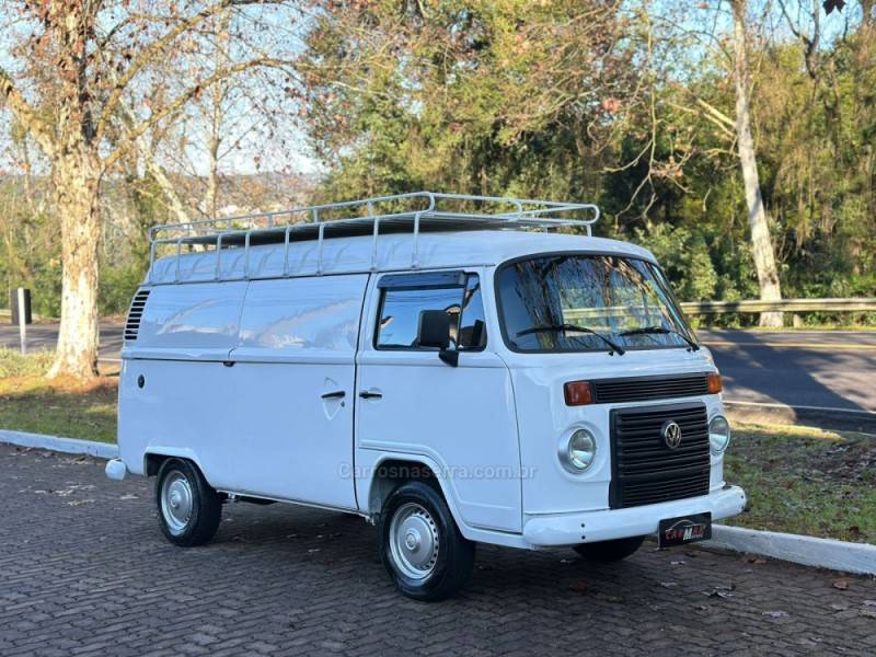 VOLKSWAGEN - KOMBI - 2013/2014 - Branca - R$ 58.900,00