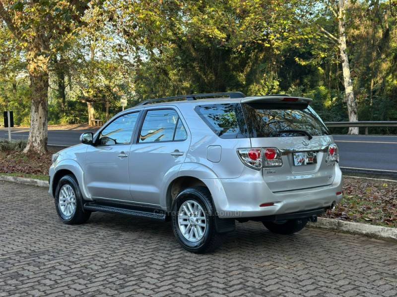 TOYOTA - HILUX SW4 - 2014/2014 - Prata - R$ 149.900,00