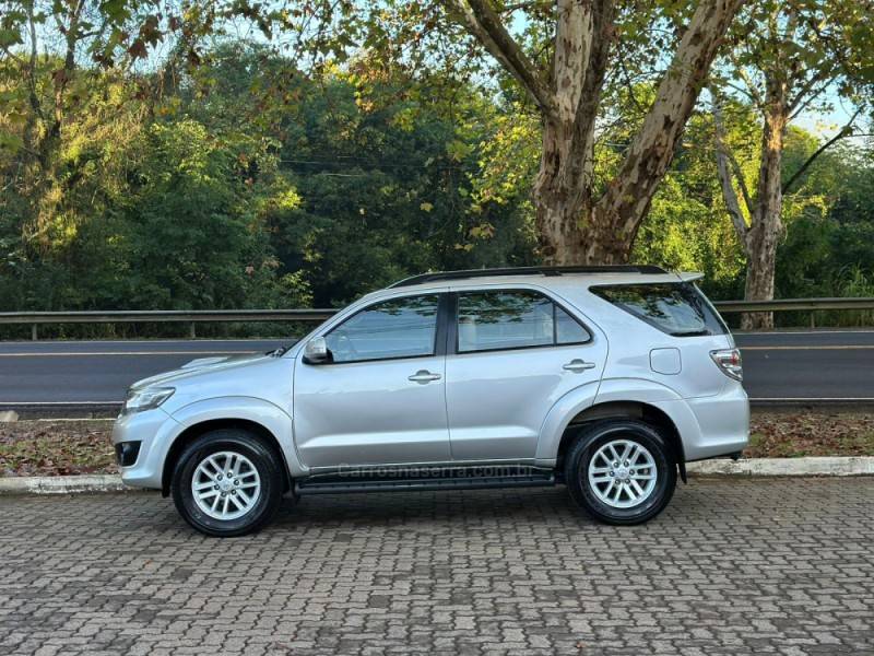 TOYOTA - HILUX SW4 - 2014/2014 - Prata - R$ 149.900,00