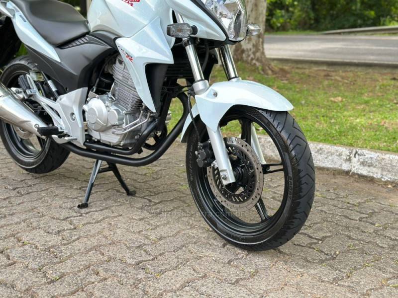 HONDA - CB 300R - 2014/2014 - Branca - R$ 16.900,00