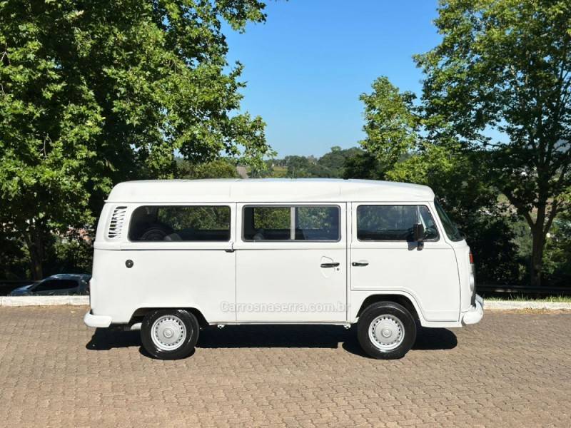 VOLKSWAGEN - KOMBI - 2013/2014 - Branca - R$ 67.900,00