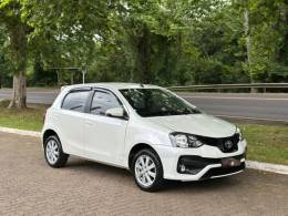 TOYOTA - ETIOS - 2019/2020 - Branca - R$ 72.900,00