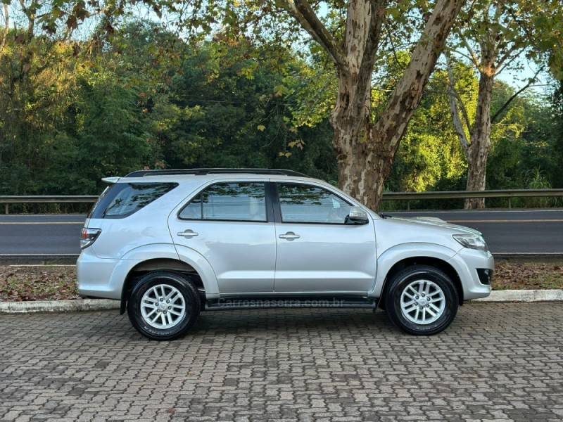 TOYOTA - HILUX SW4 - 2014/2014 - Prata - R$ 149.900,00