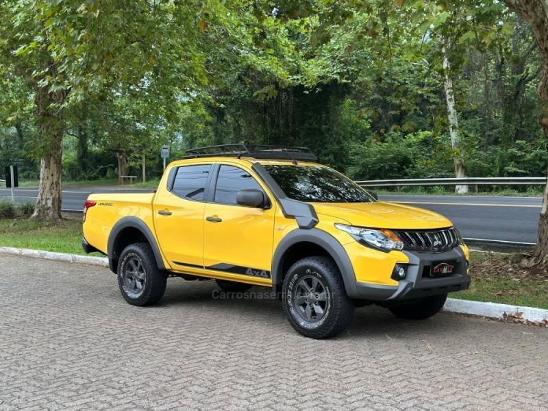 MITSUBISHI - L200 TRITON - 2021/2022 - Amarela - R$ 199.900,00