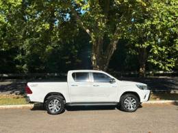 TOYOTA - HILUX - 2017/2018 - Branca - R$ 175.000,00