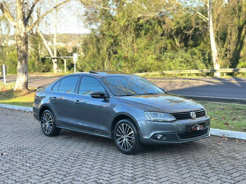 VOLKSWAGEN - JETTA - 2013/2013 - Cinza - R$ 77.900,00