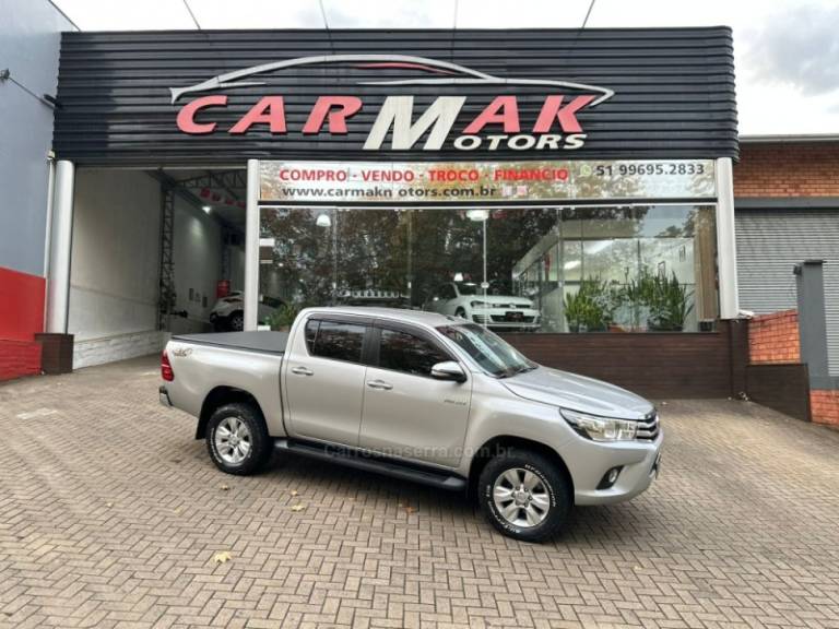 TOYOTA - HILUX - 2017/2017 - Prata - R$ 175.900,00