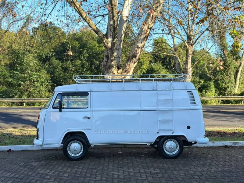VOLKSWAGEN - KOMBI - 2013/2014 - Branca - R$ 58.900,00