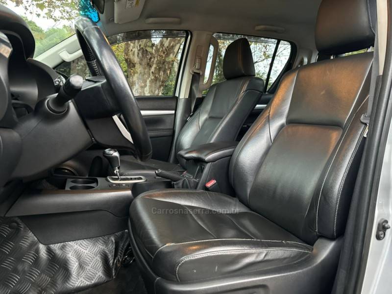 TOYOTA - HILUX - 2017/2017 - Prata - R$ 175.900,00