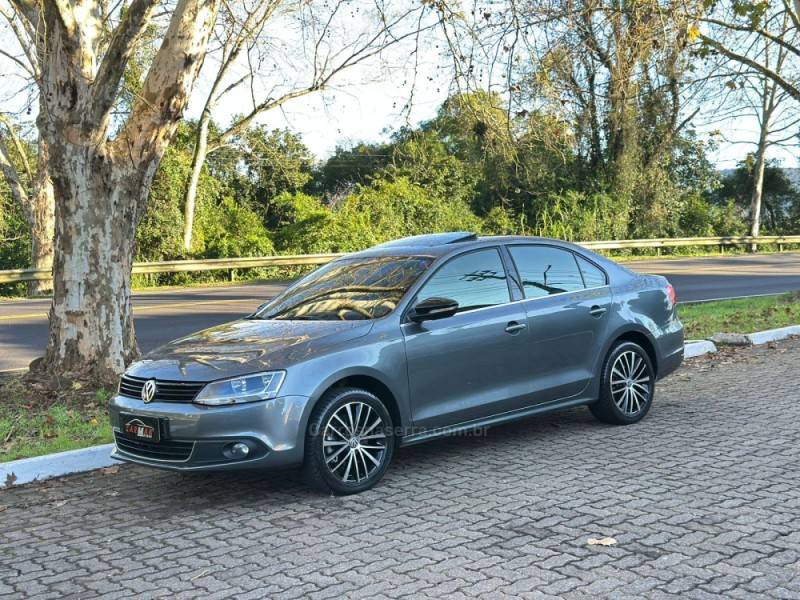 VOLKSWAGEN - JETTA - 2013/2013 - Cinza - R$ 77.900,00