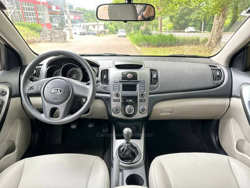 KIA MOTORS - CERATO - 2010/2011 - Prata - R$ 49.900,00