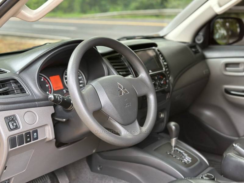 MITSUBISHI - L200 TRITON - 2021/2022 - Amarela - R$ 199.900,00