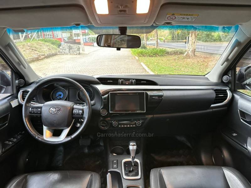 TOYOTA - HILUX - 2017/2017 - Prata - R$ 175.900,00