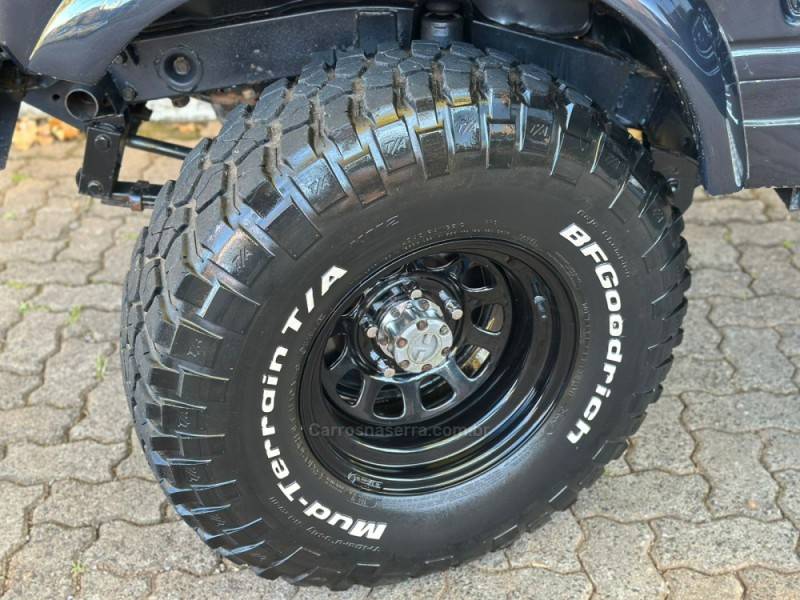SUZUKI - SAMURAI - 1994/1995 - Cinza - R$ 48.900,00