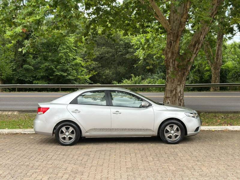 KIA MOTORS - CERATO - 2010/2011 - Prata - R$ 49.900,00