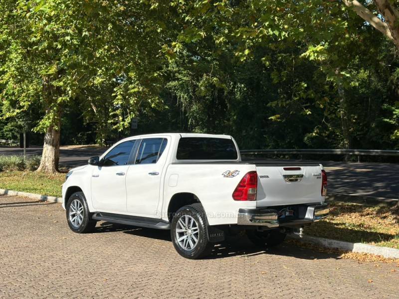 TOYOTA - HILUX - 2017/2018 - Branca - R$ 175.000,00
