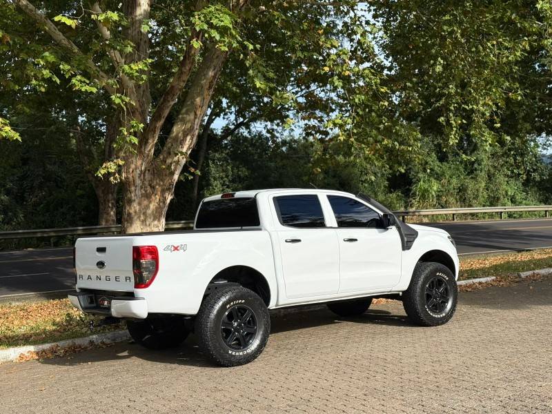 FORD - RANGER - 2012/2013 - Branca - R$ 110.900,00
