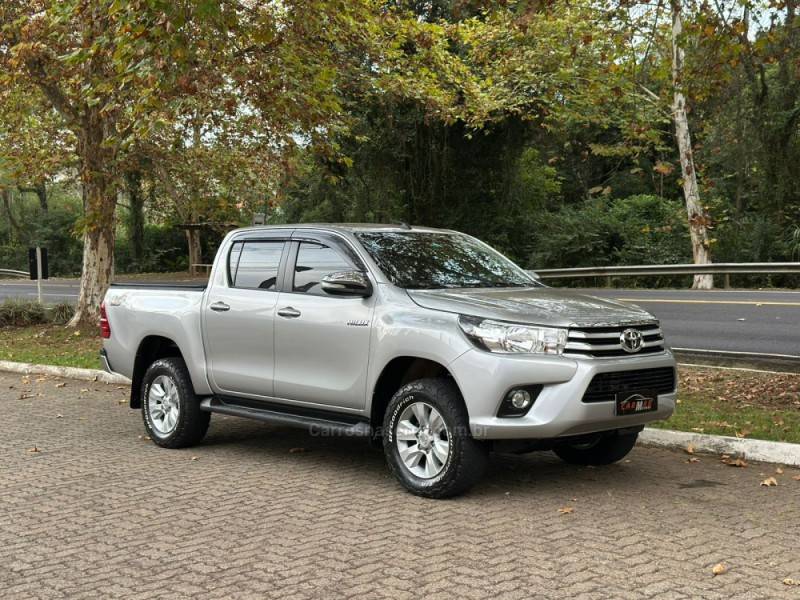 TOYOTA - HILUX - 2017/2017 - Prata - R$ 175.900,00