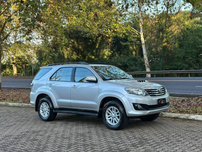 TOYOTA - HILUX SW4 - 2014/2014 - Prata - R$ 149.900,00