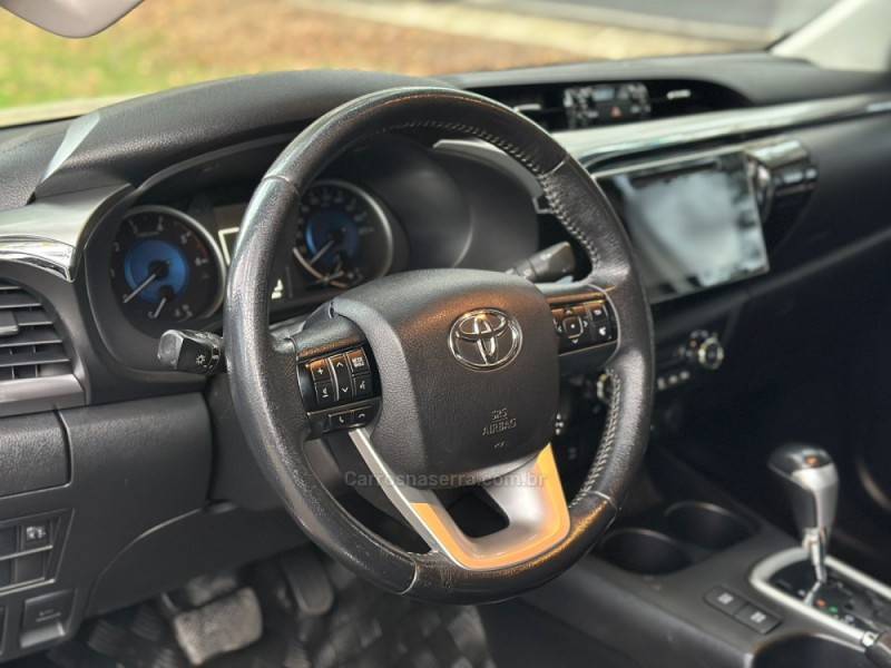 TOYOTA - HILUX - 2017/2017 - Prata - R$ 175.900,00