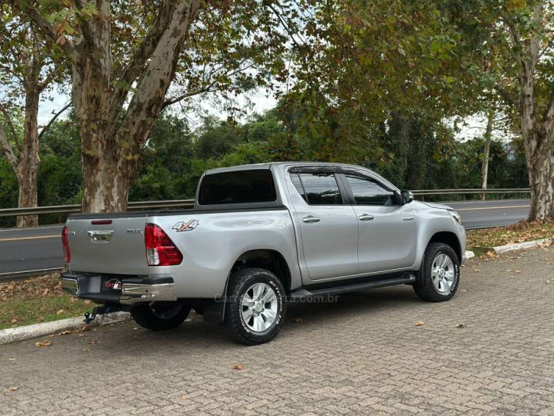 TOYOTA - HILUX - 2017/2017 - Prata - R$ 175.900,00