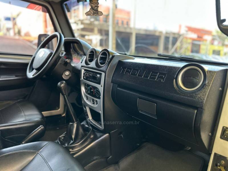 TROLLER - T4 - 2011/2011 - Prata - R$ 129.900,00