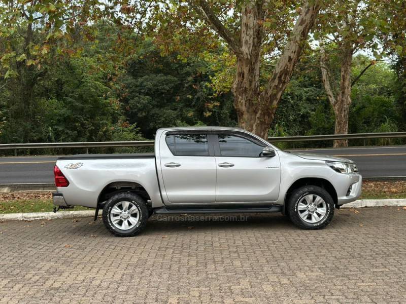 TOYOTA - HILUX - 2017/2017 - Prata - R$ 175.900,00