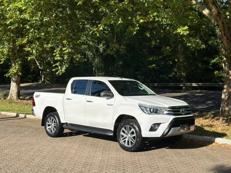 TOYOTA - HILUX - 2017/2018 - Branca - R$ 175.000,00