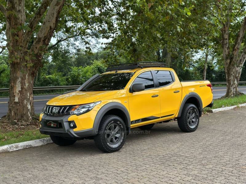 MITSUBISHI - L200 TRITON - 2021/2022 - Amarela - R$ 199.900,00