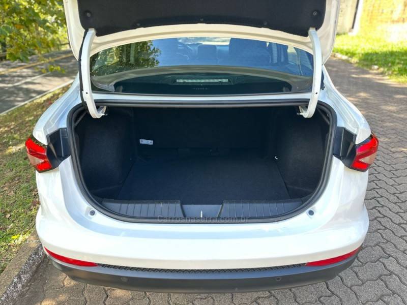 FIAT - CRONOS - 2022/2023 - Branca - R$ 87.900,00