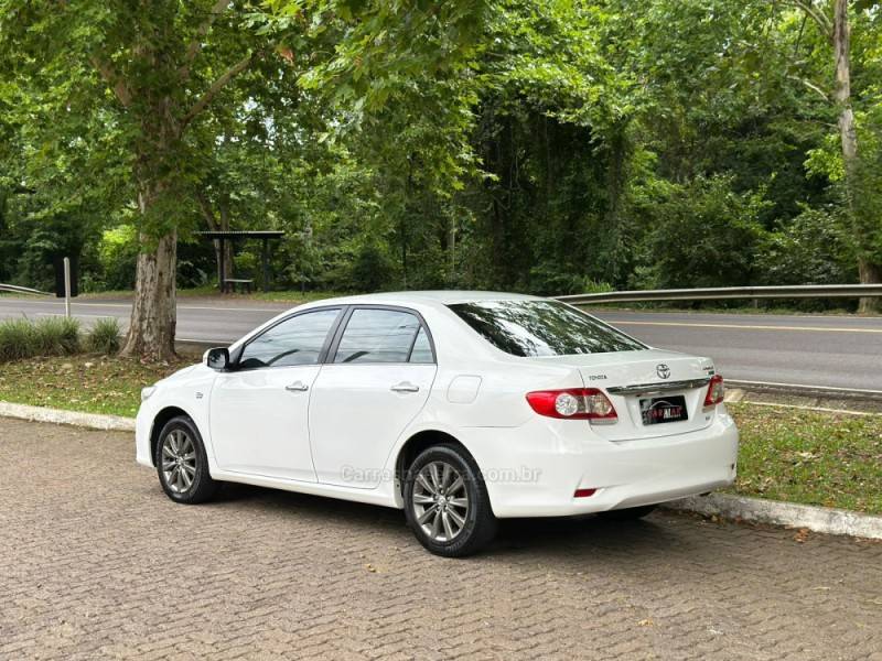TOYOTA - COROLLA - 2012/2013 - Branca - R$ 75.900,00
