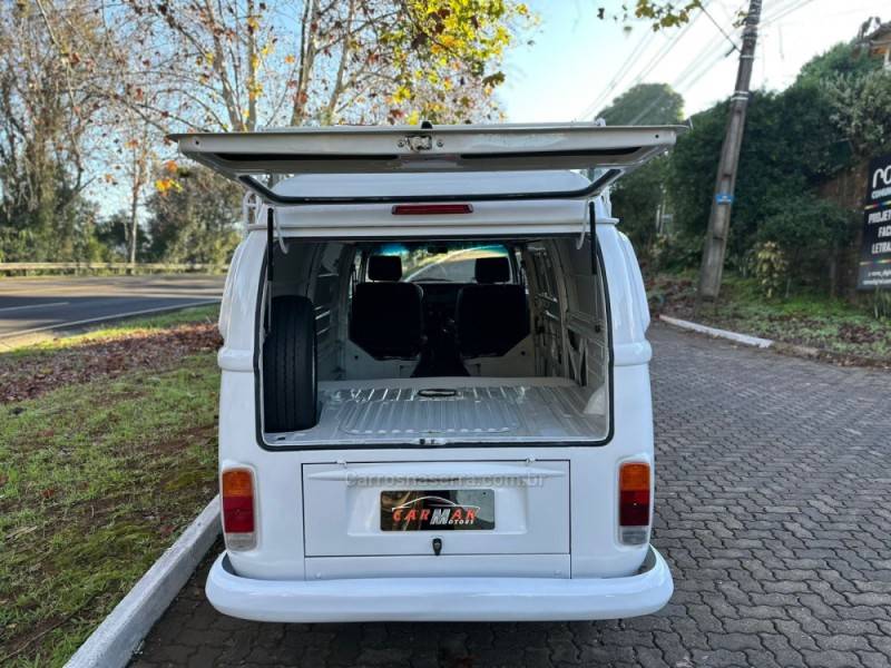VOLKSWAGEN - KOMBI - 2013/2014 - Branca - R$ 58.900,00
