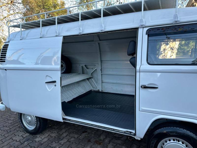 VOLKSWAGEN - KOMBI - 2013/2014 - Branca - R$ 58.900,00