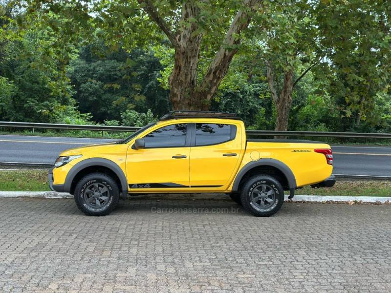 MITSUBISHI - L200 TRITON - 2021/2022 - Amarela - R$ 199.900,00