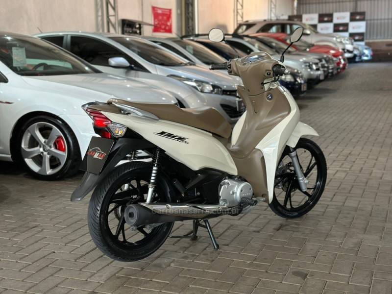 HONDA - BIZ 125 - 2022/2022 - Branca - R$ 15.900,00
