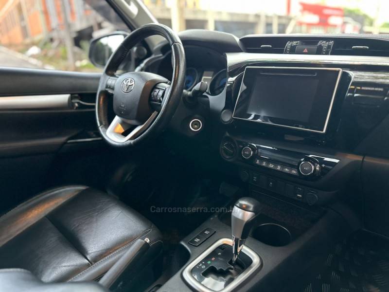 TOYOTA - HILUX - 2017/2017 - Prata - R$ 175.900,00