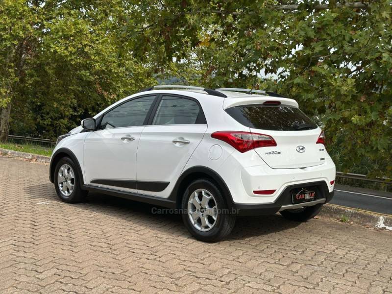 HYUNDAI - HB20X - 2014/2015 - Branca - R$ 62.900,00