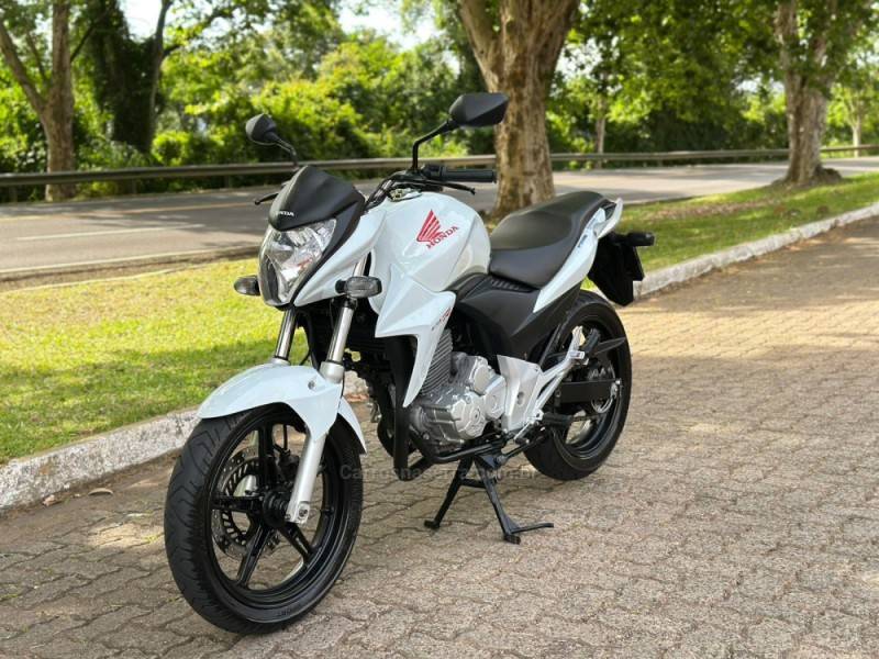 HONDA - CB 300R - 2014/2014 - Branca - R$ 16.900,00