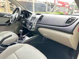 KIA MOTORS - CERATO - 2010/2011 - Prata - R$ 49.900,00