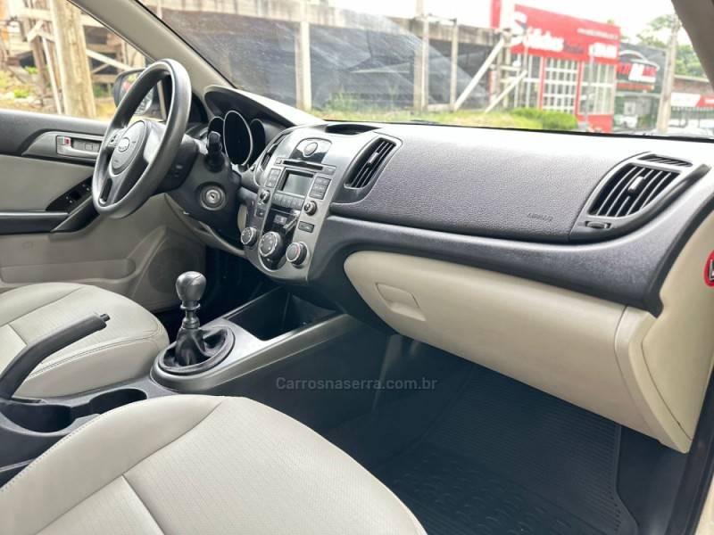KIA MOTORS - CERATO - 2010/2011 - Prata - R$ 49.900,00