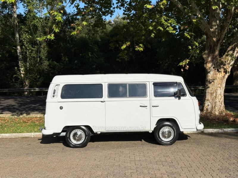 VOLKSWAGEN - KOMBI - 2013/2014 - Branca - R$ 68.900,00