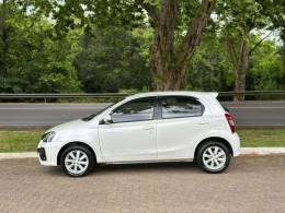 TOYOTA - ETIOS - 2019/2020 - Branca - R$ 72.900,00