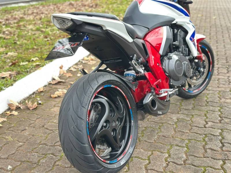 HONDA - CB 1000R - 2015/2015 - Vermelha - R$ 54.900,00