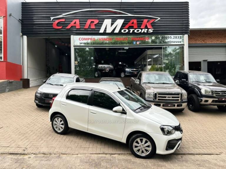 TOYOTA - ETIOS - 2019/2020 - Branca - R$ 72.900,00